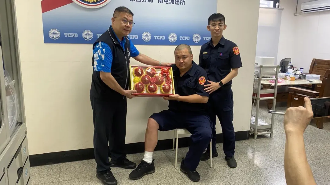 勇警攔酒駕被撞傷，分局長李建興（左）第一時間前往探視。（圖／中天新聞）