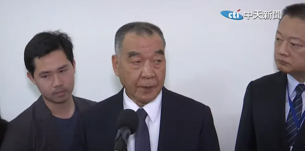 邱國正今受訪,為自己兒子染黃向社會大眾道歉。(圖/中天新聞)