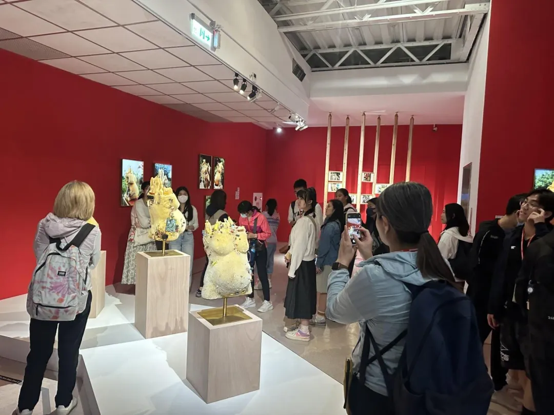 開展第一天，朱銘美術館內，就吸引大批民眾前來看展。（圖／朱銘美術館提供）