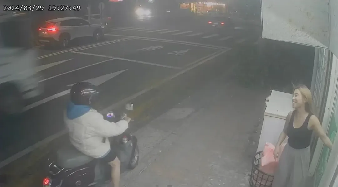 嫌犯騎車買檳榔。(圖/中天新聞)