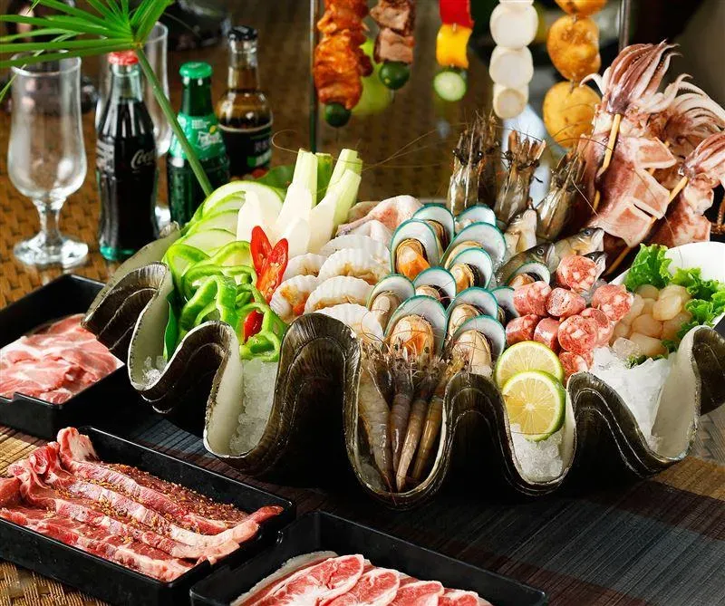 「青青食尚-南洋無限燒烤BBQ」提供多種燒烤料理。(圖/青青國際餐飲集團提供)