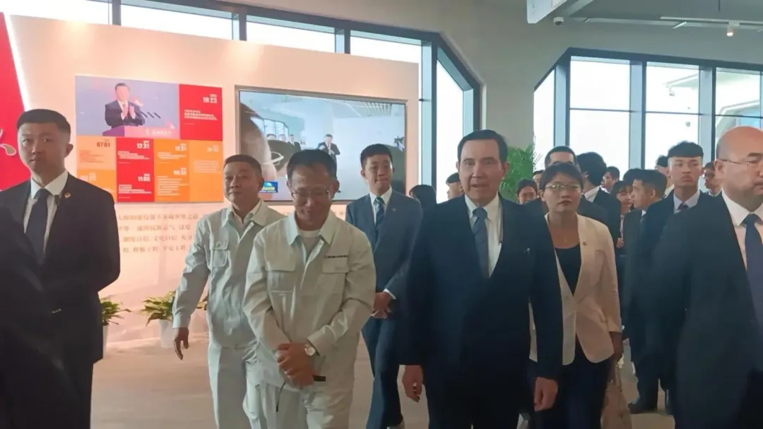 馬英九聽著解說員說明整個港珠澳大橋的設計架構。（圖／馬辦提供）