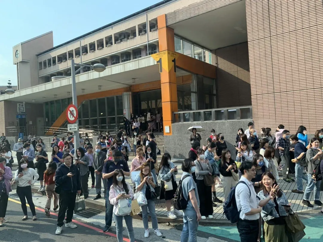7.2地震大驚嚇!台北捷運橘線上班時間停駛,人潮緊急湧出轉搭公車。(圖/網友提供)