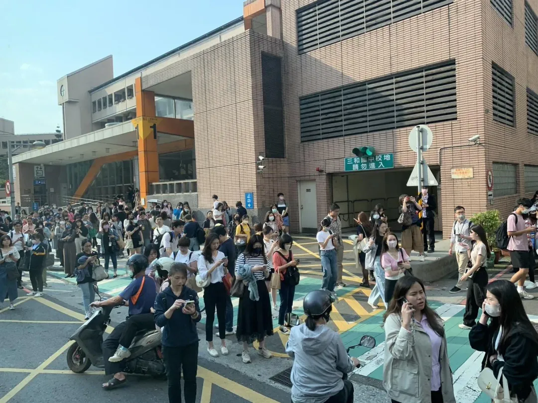 7.2地震大驚嚇!台北捷運橘線上班時間停駛,人潮緊急湧出轉搭公車。(圖/網友提供)