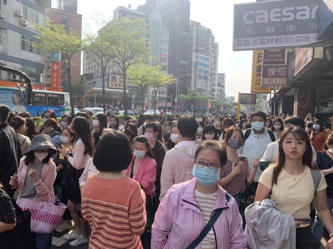 腸病毒流行期間，避免出入人潮擁擠，空氣不流通的公共場所。（圖／資料庫）
