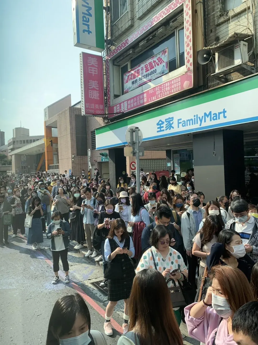 7.2地震大驚嚇!台北捷運橘線上班時間停駛,人潮緊急湧出轉搭公車。(圖/網友提供)