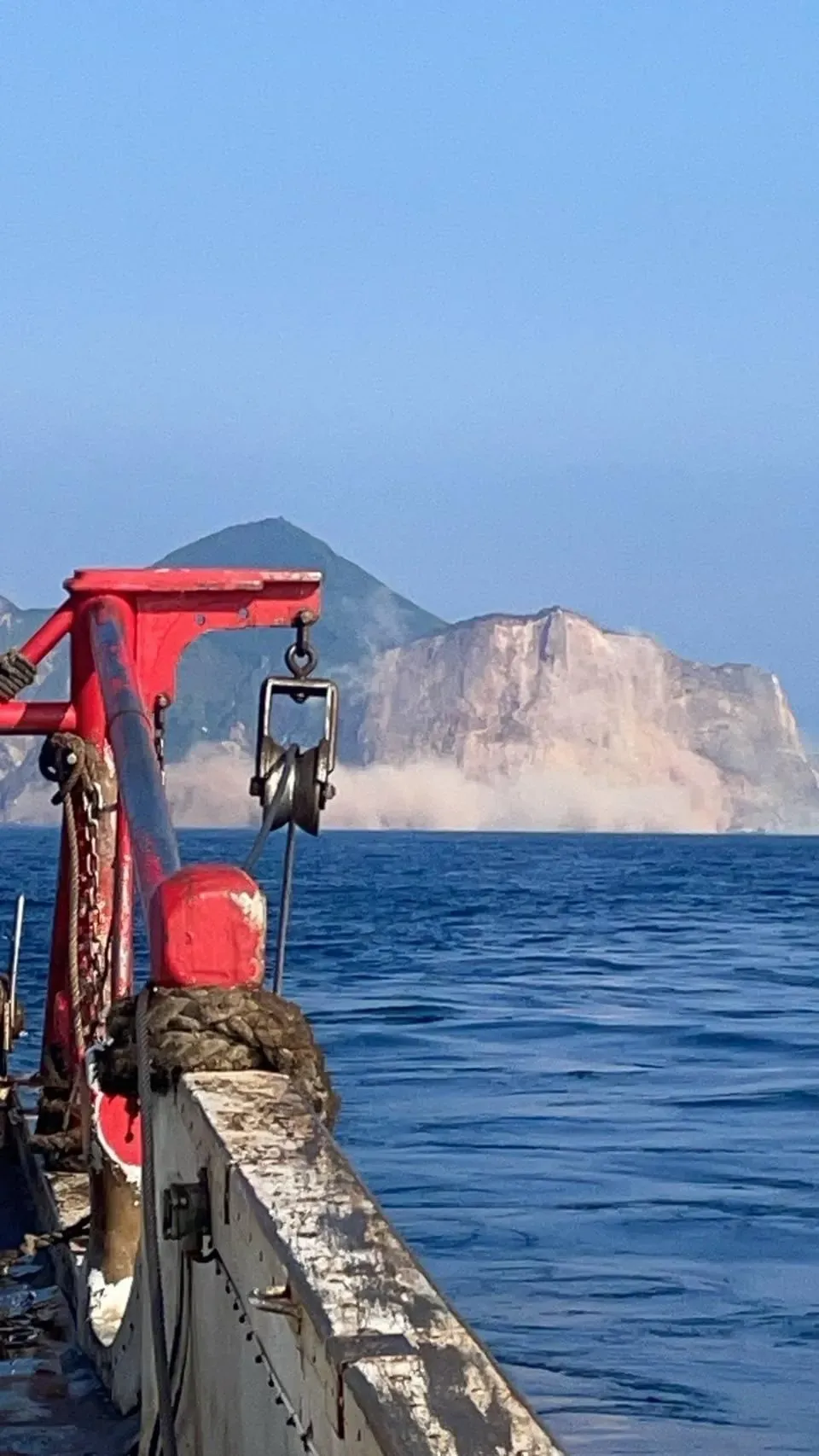好險！龜山島的頭還在 漁民：只是脖子部分崩塌。（圖／網友提供）