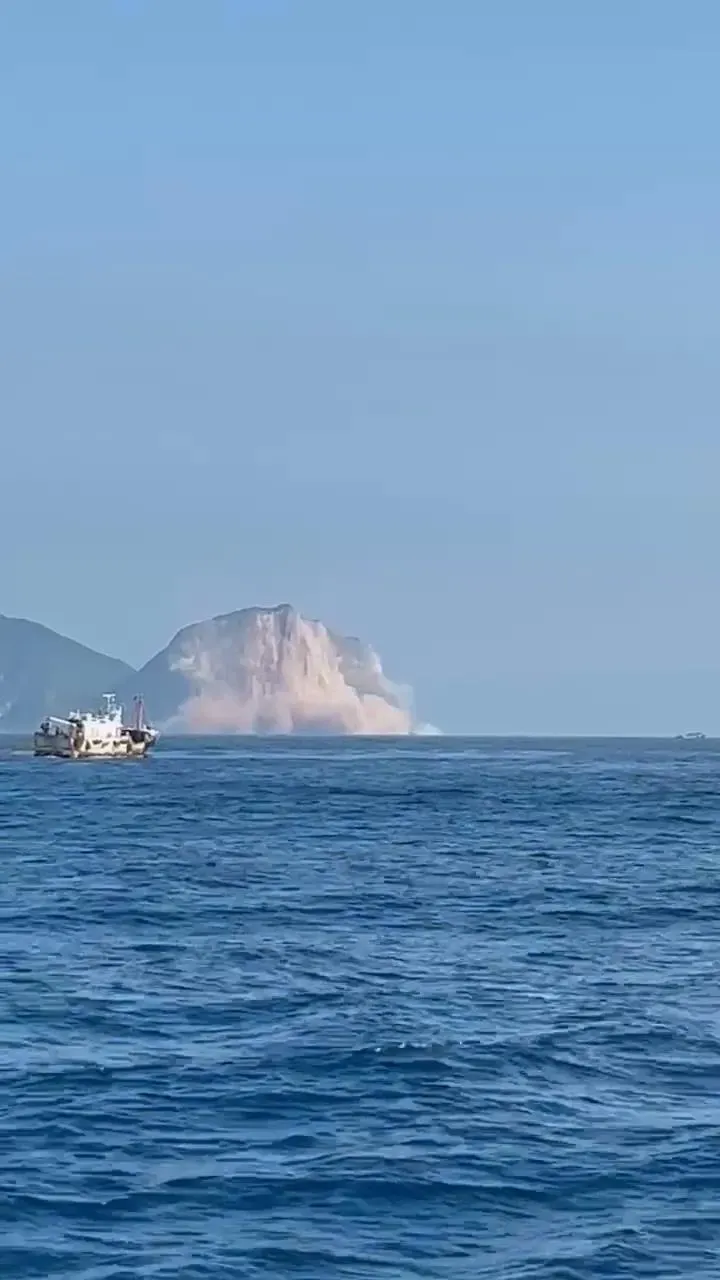 好險！龜山島的頭還在 漁民：只是脖子部分崩塌。（圖／網友提供）