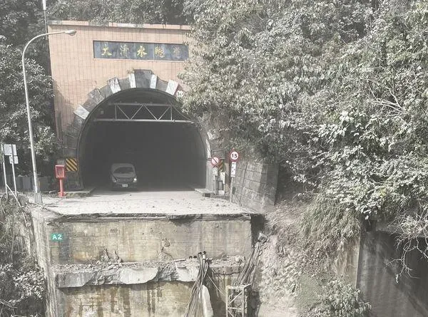 規模7.2地震，花蓮市區震度達到6級，蘇花公路大清水隧道外，道路直接坍塌消失。（圖／翻攝畫面）