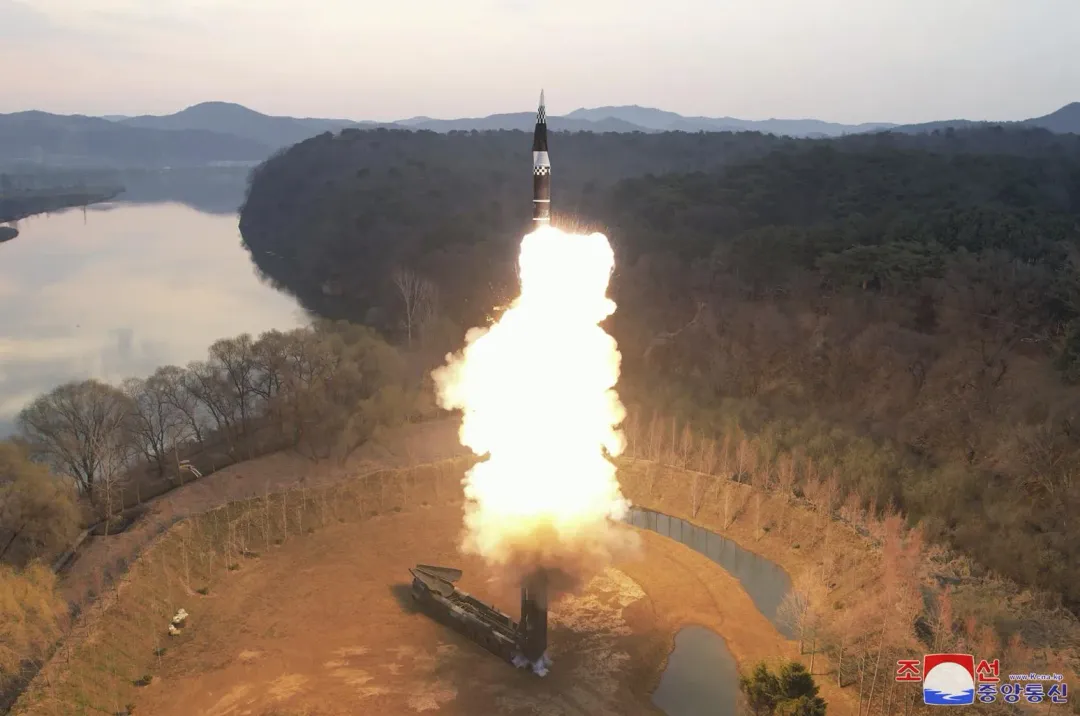 北韓表示新型中遠程極音速飛彈2日試射成功(圖/美聯社)