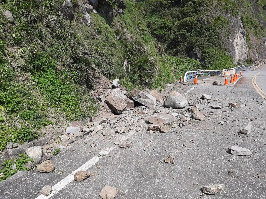當地震發生後，建築物嚴重受損，就需要立即緊急撤離建築物。（圖／中天電視）