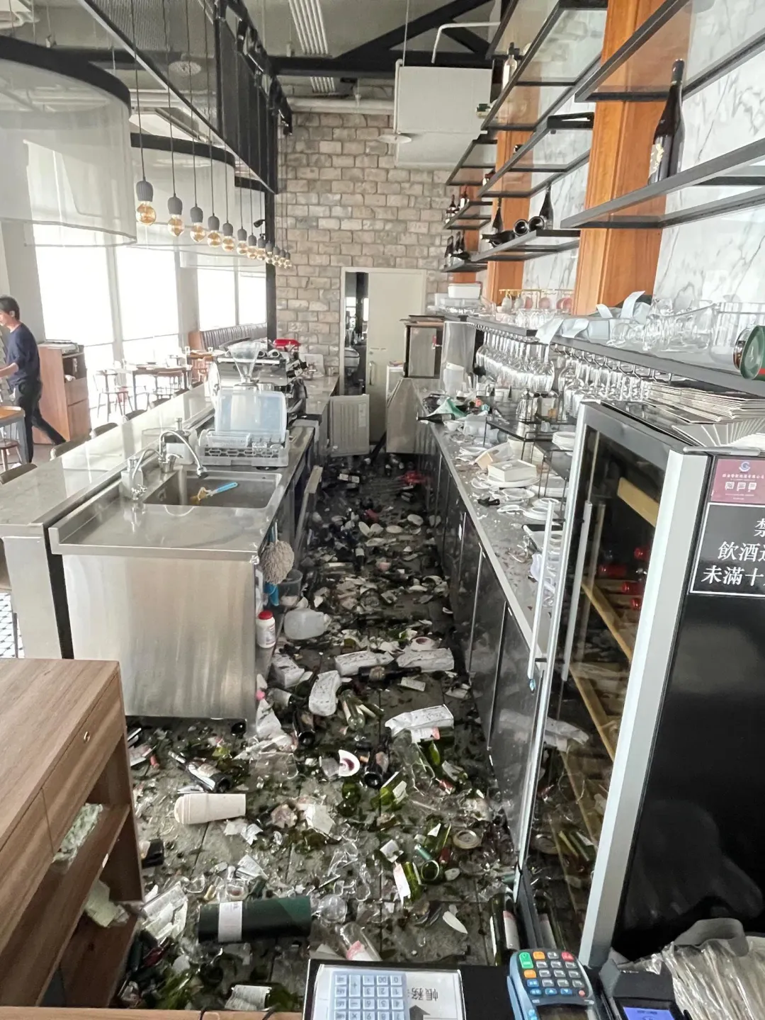 從店家提供的畫面可見，右邊上方架子的物品已被地震「一掃而空」。（圖／JKStudio義法餐廳授權提供）