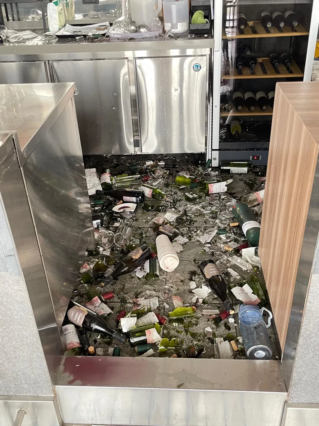 碎裂的酒瓶、酒杯造成一地狼藉，店家粗估財損高達20多萬元。（圖／JKStudio義法餐廳授權提供）