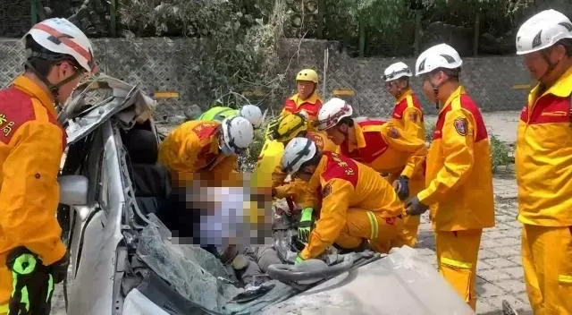 蘇花路廊匯德隧道前停車場,一輛汽車被地震震落的石頭砸中,1人當場死亡。(圖/消防局提供)