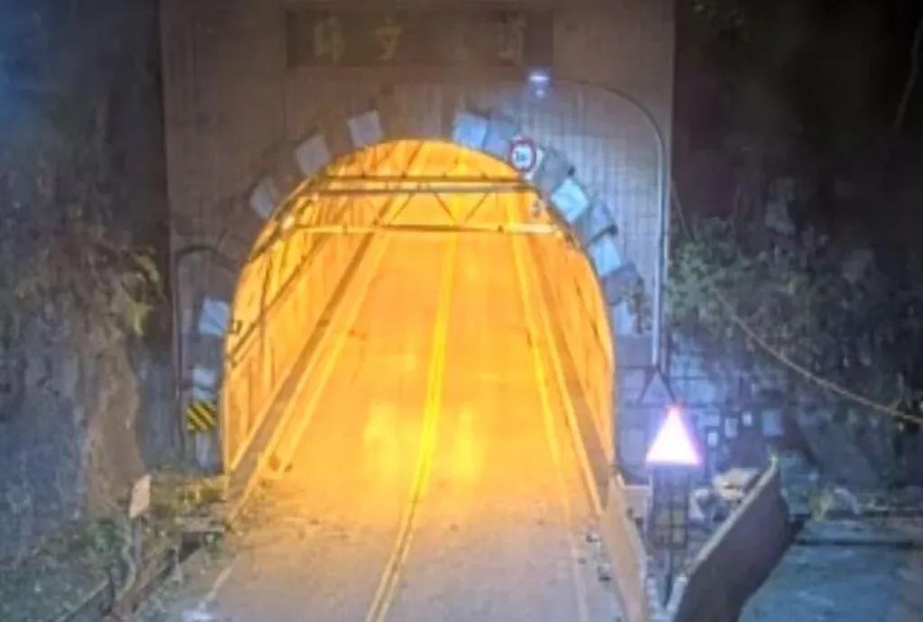 3日晚間受困的20車41人已安全脫困，公路局人員也在努力搶通受阻路段。（圖／翻攝自公路局即時影像）