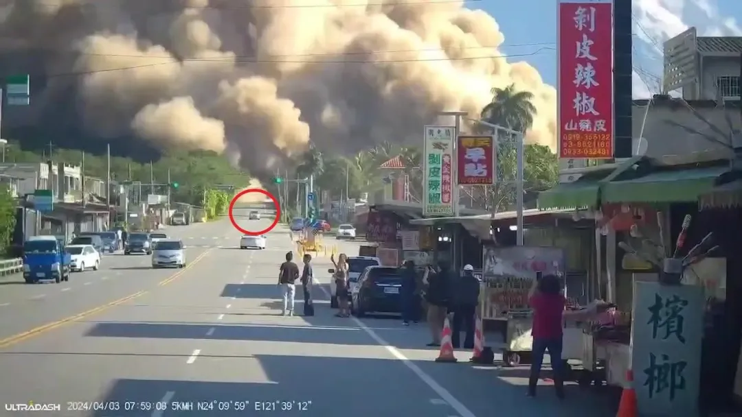 有細心網友發現車主變換車道時還不忘方向燈。（圖／翻攝畫面）