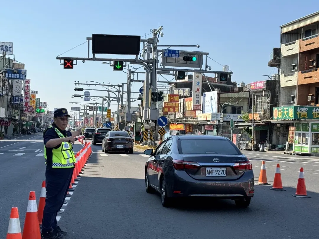 警方因應大量車潮進行車道調撥作業。(圖/翻攝畫面)