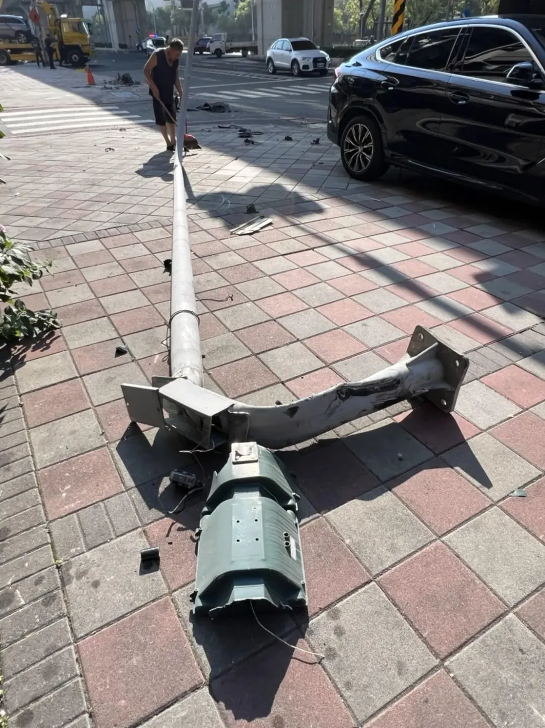 路燈被剷倒。（圖／中天新聞）