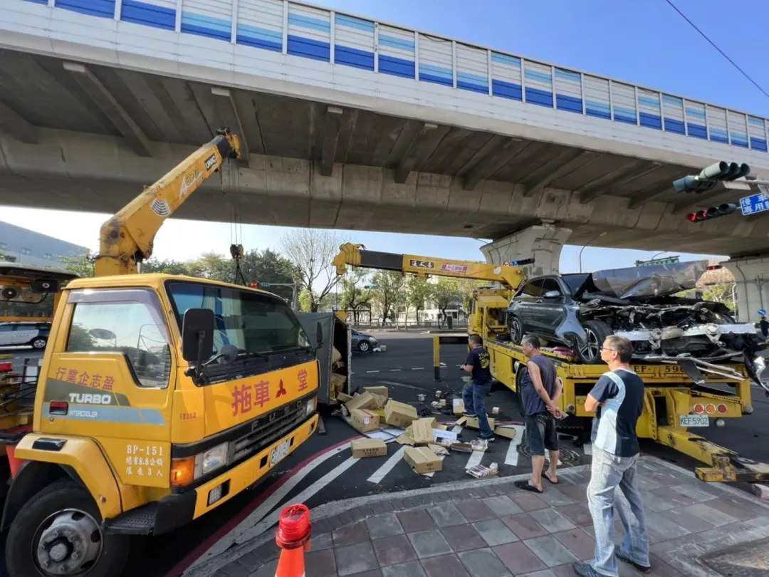 拖車協助將事故車輛移開。（圖／中天新聞）