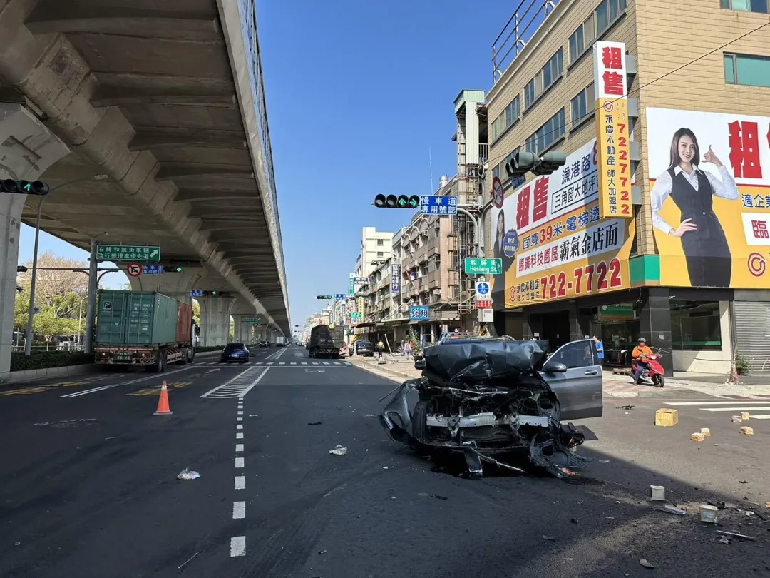 車頭全撞爛。（圖／中天新聞）