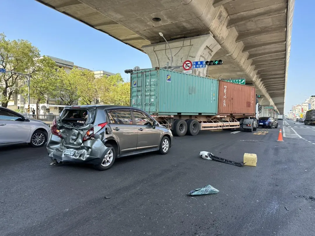 轎車車尾凹陷損毀。（圖／中天新聞）