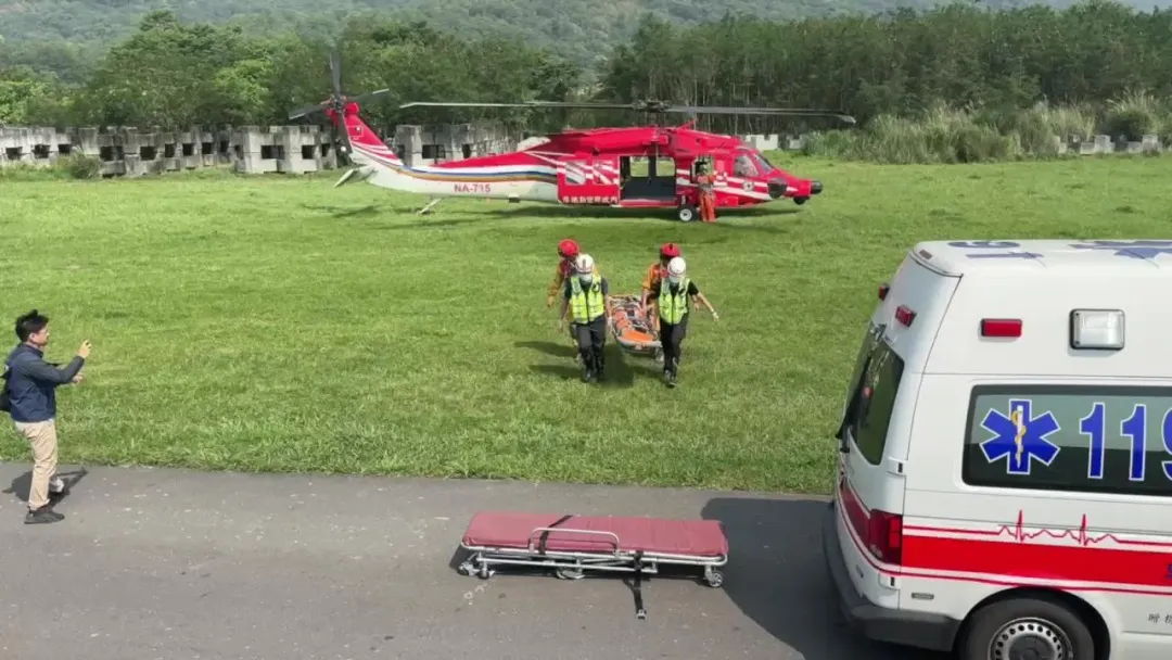 和仁礦區1名員工身亡,由直升機後送遺體下山。(圖/翻攝畫面)