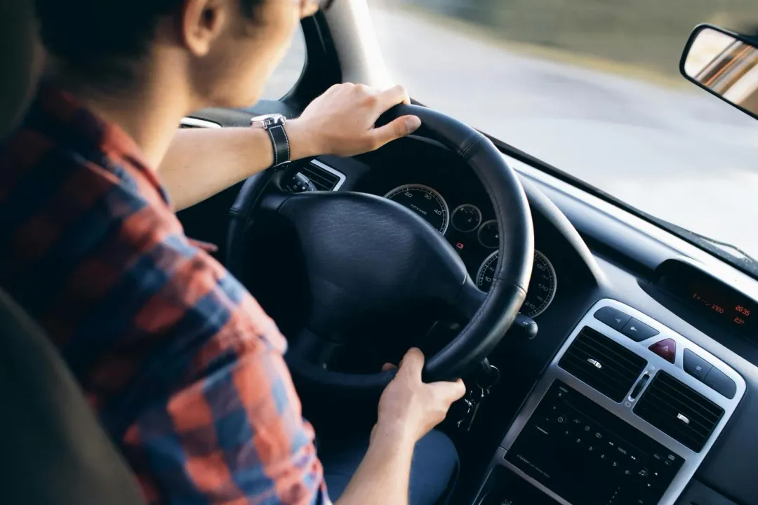 日本汽車聯盟(JAF)分享,開車時遇地震的正確避難方式。(示意圖/pexels)
