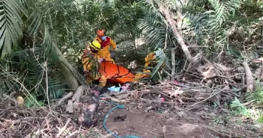 花蓮強震造成太魯閣山崩落石,救難人員全力救援受困與受傷民眾。(圖/翻攝畫面)