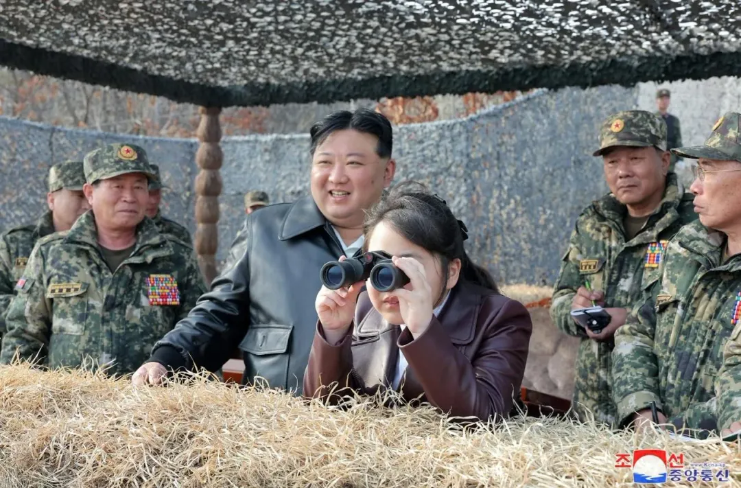 北韓領導人金正恩及女兒金朱愛親臨現場觀看(圖/美聯社)