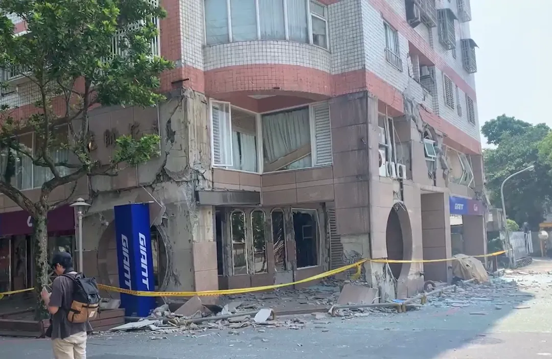 挑高的一樓難以抵擋樓上的搖晃,建物變成「相對軟層」危機四伏。(圖/中天新聞)