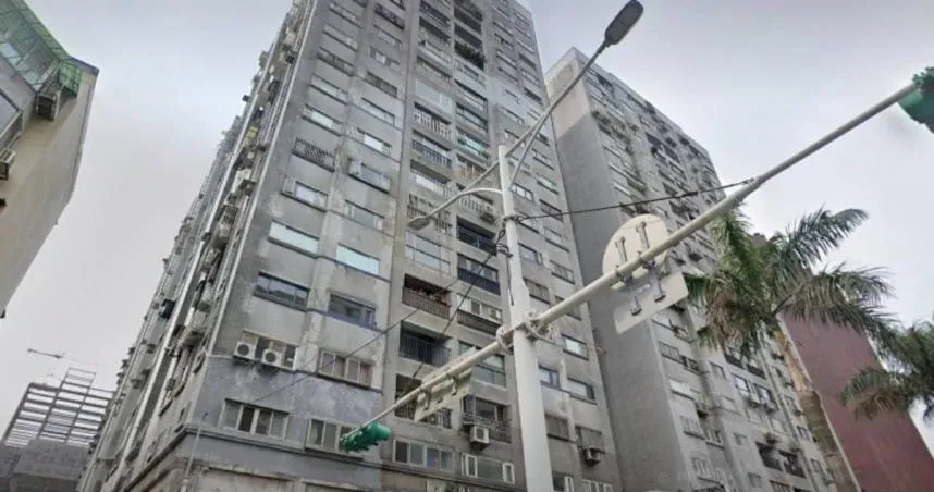 北市民生社區建成花園在3日大地震後,外牆出現明顯龜裂痕跡。(圖/Google Maps)