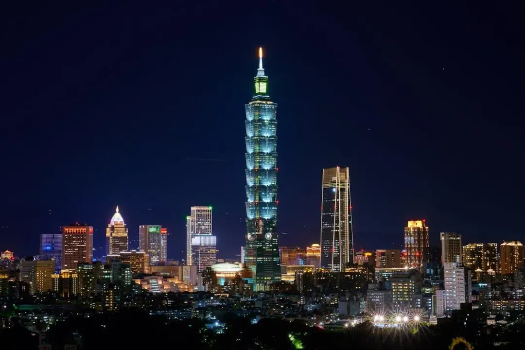 台北市有許多繁榮的商圈,近年因各種因素導致店家出走,有網友表示生活機能大不如前。(示意圖/取自pexels)