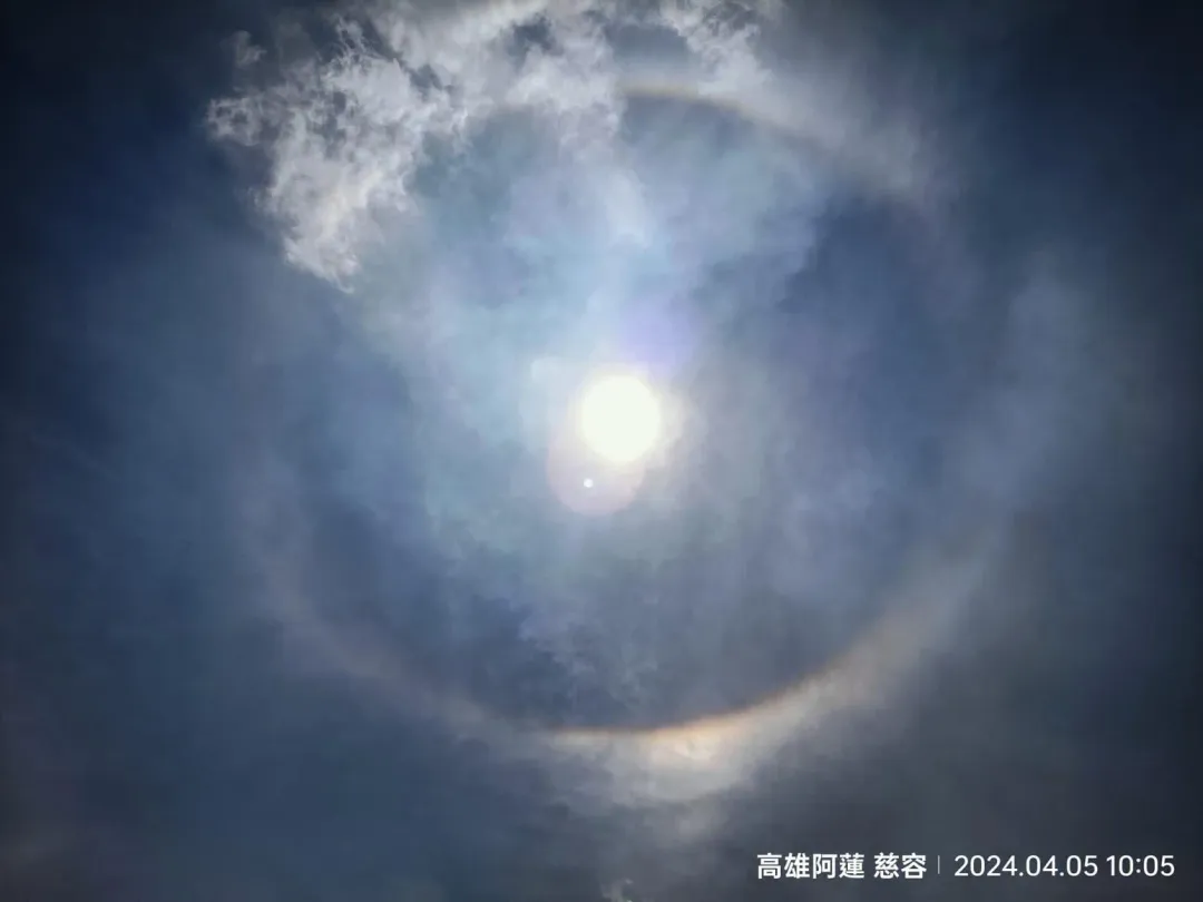 今天不少人又再次目睹到「日暈」。（圖／翻攝自臉書「路上觀察學院」）