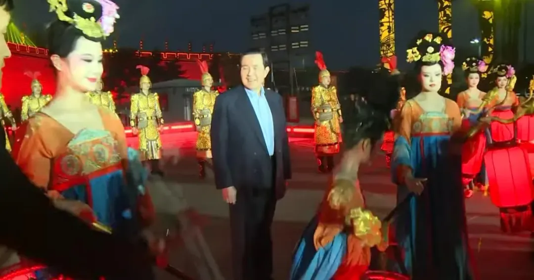 拍完照後馬英九詢問導覽員這些古裝演員是穿著哪個朝代的服裝。（圖／中天新聞）
