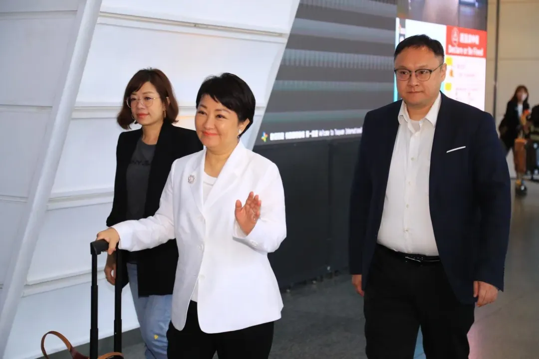 台中市長 盧秀燕(中)、台中副市長 鄭照新(右)、台中市新聞局長欒治誼(左)。(圖/中天新聞)