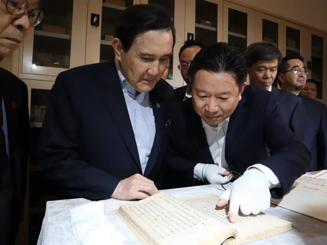 前總統馬英九6日參觀西安國家版本館。(圖/中天新聞)