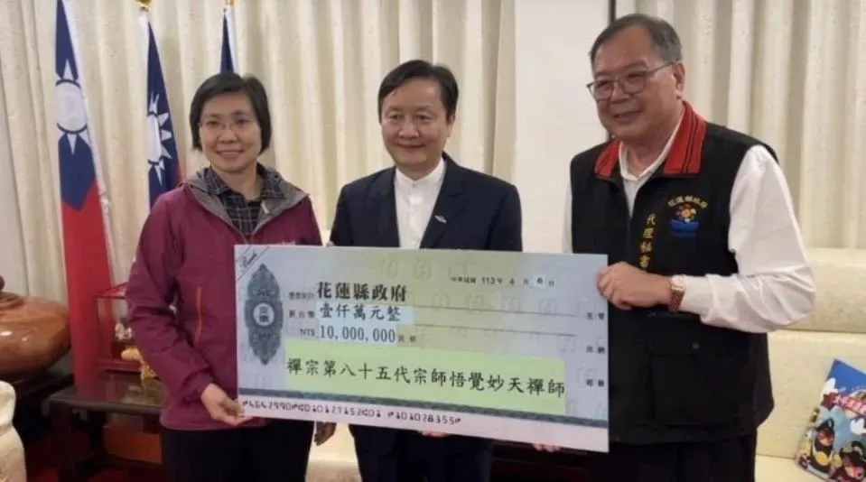 徐欣瑩代表悟覺妙天前往花蓮縣府捐1000萬元賑災。(圖/覺妙義明宗師提供)