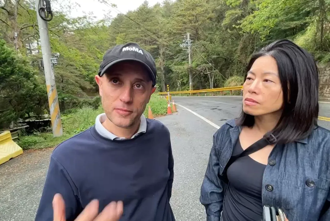 貝迪瑞（左）在妻子陪伴下談起受困到自力脫困的過程忍不住泛淚，可見當時狀況多麼危急。（圖／中天新聞）