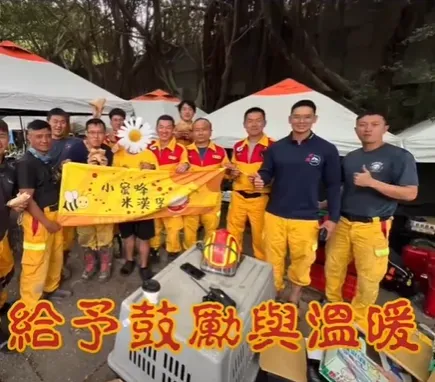 不少店家特地趕赴指揮所，替搜救人員煮熱食或按摩，為他們加油鼓勵。（圖／翻攝自Facebook@小蜜蜂米漢堡）