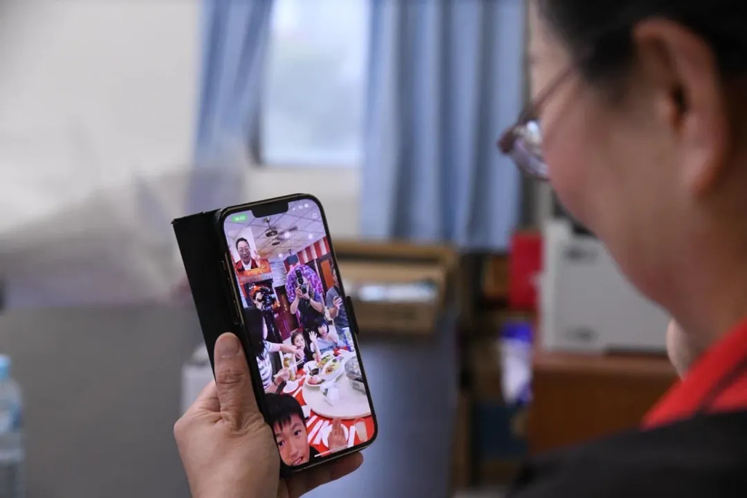 西寶國小師生透過視訊和花蓮縣長徐榛蔚報平安。（圖/翻攝徐榛蔚臉書）