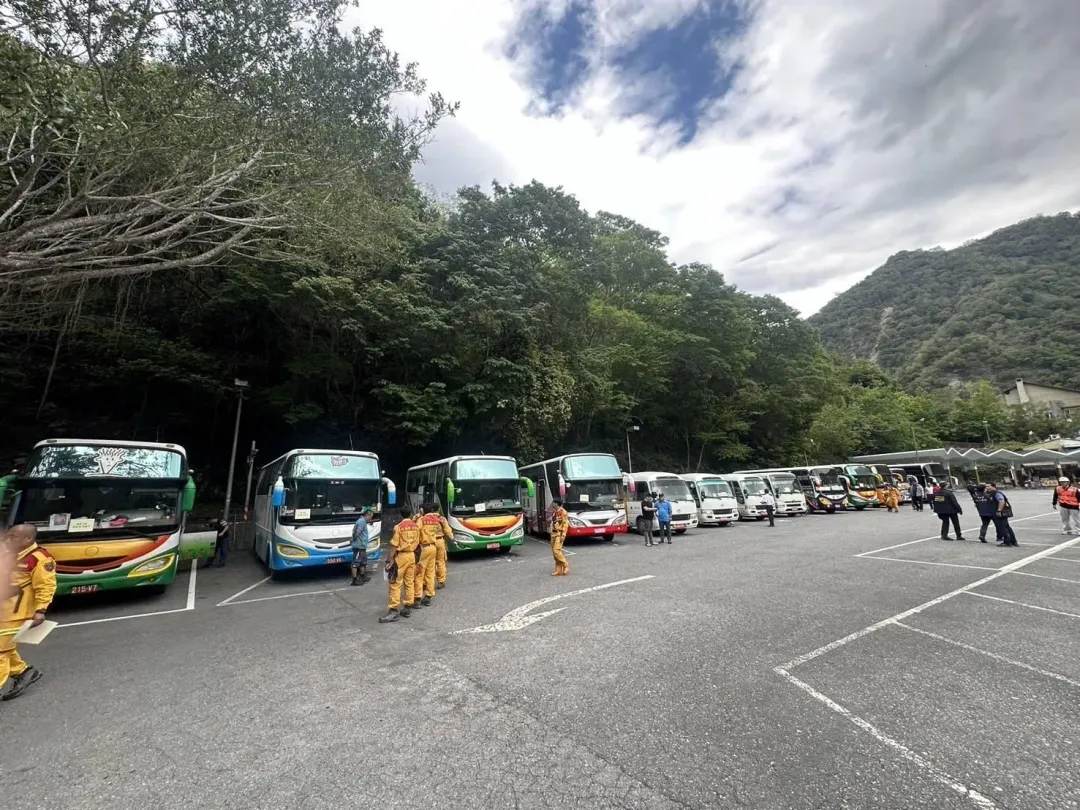 許多車輛在停車場準備將災區民眾撤離到南投、台中。（圖／中天新聞）