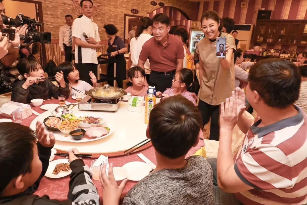 南投縣長許淑華招待西寶國小師生吃晚餐。（圖/翻攝許淑華臉書）