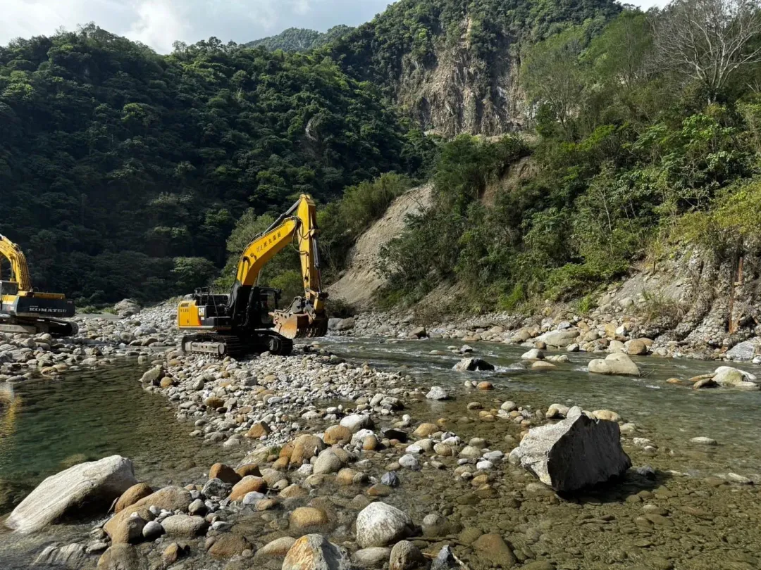 怪手從溪床上開挖出救援道路。（圖／中天新聞）