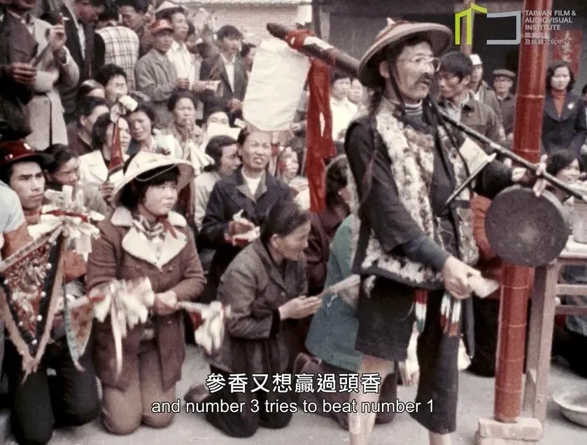 50年前大甲媽祖遶境珍貴影片震撼曝光，萬民信徒如潮水擠爆，他們跟著媽祖走的形影，逼哭網友。（圖／翻攝自《大甲媽祖回娘家》紀錄片）