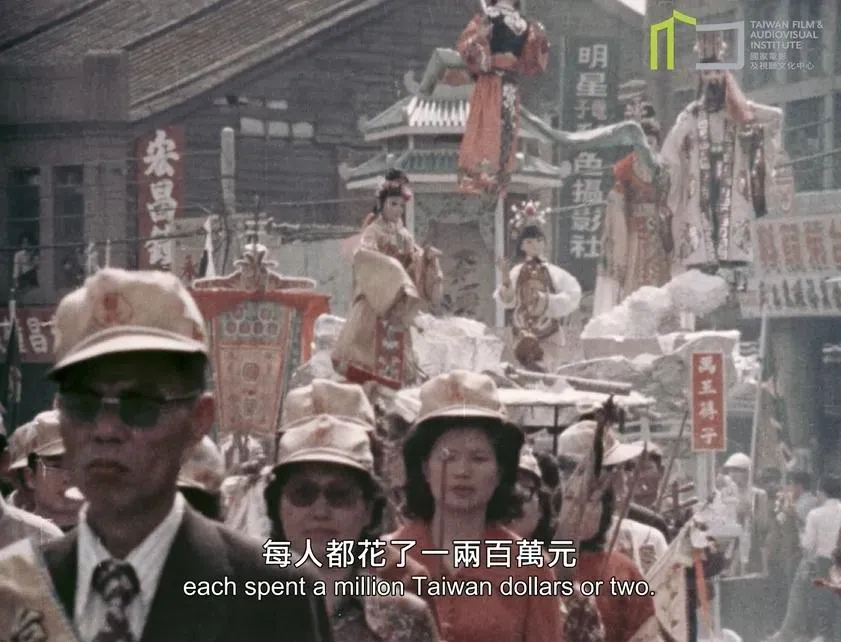 50年前大甲媽祖遶境珍貴影片震撼曝光，萬民信徒如潮水擠爆，他們跟著媽祖走的形影，逼哭網友。（圖／翻攝自《大甲媽祖回娘家》紀錄片）