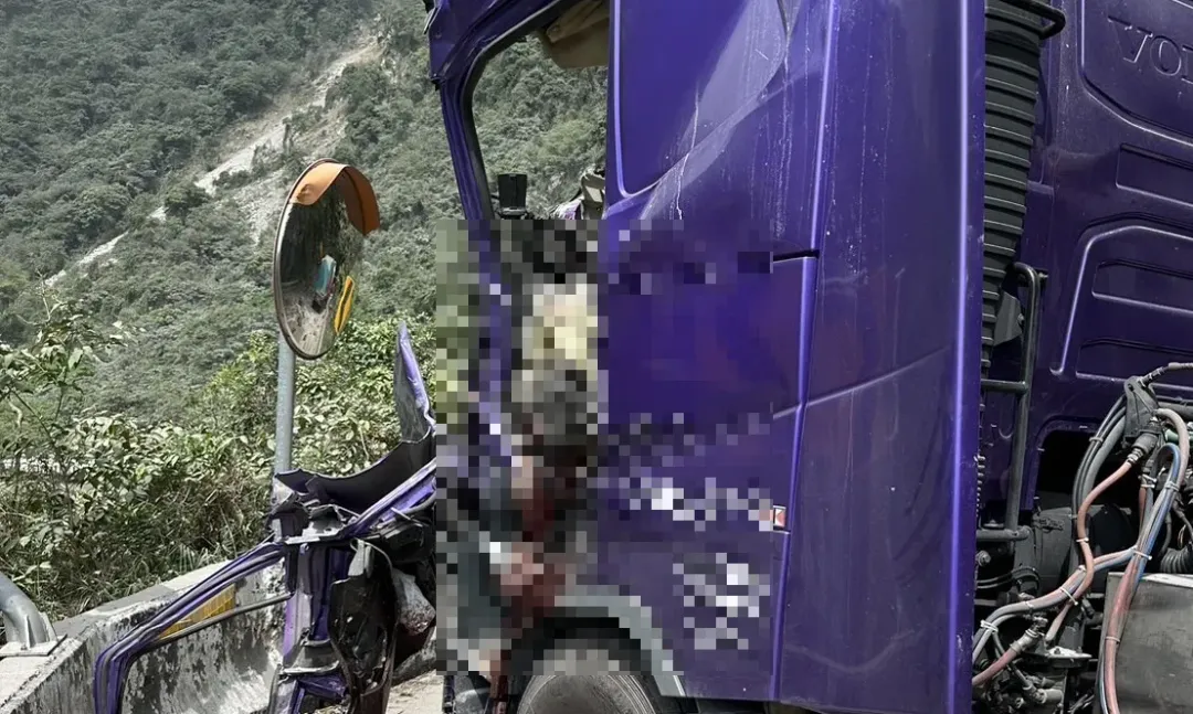 不幸遭落石砸死的大車駕駛。(圖/翻攝畫面)