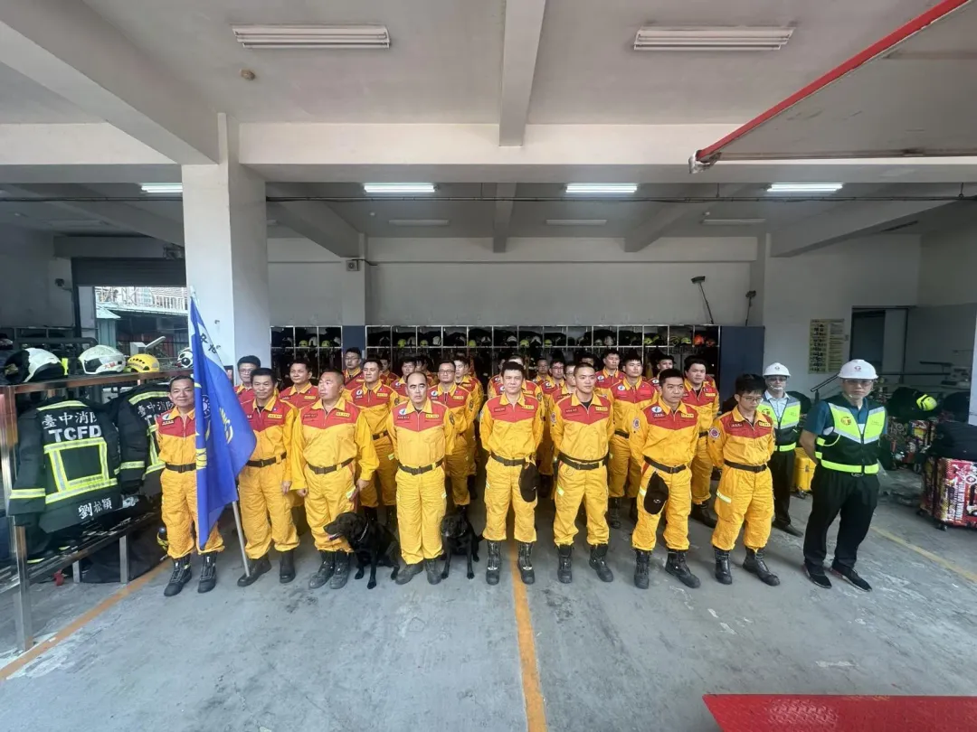 台中市消防局在0403震災當天就已做好待命出勤準備,包括30名搜救隊成員(含3位醫師、1位獸醫師、2位土木技師)及2隻搜救犬(Parker、Melody),以及各式救援裝備。(圖/台中市消防局)