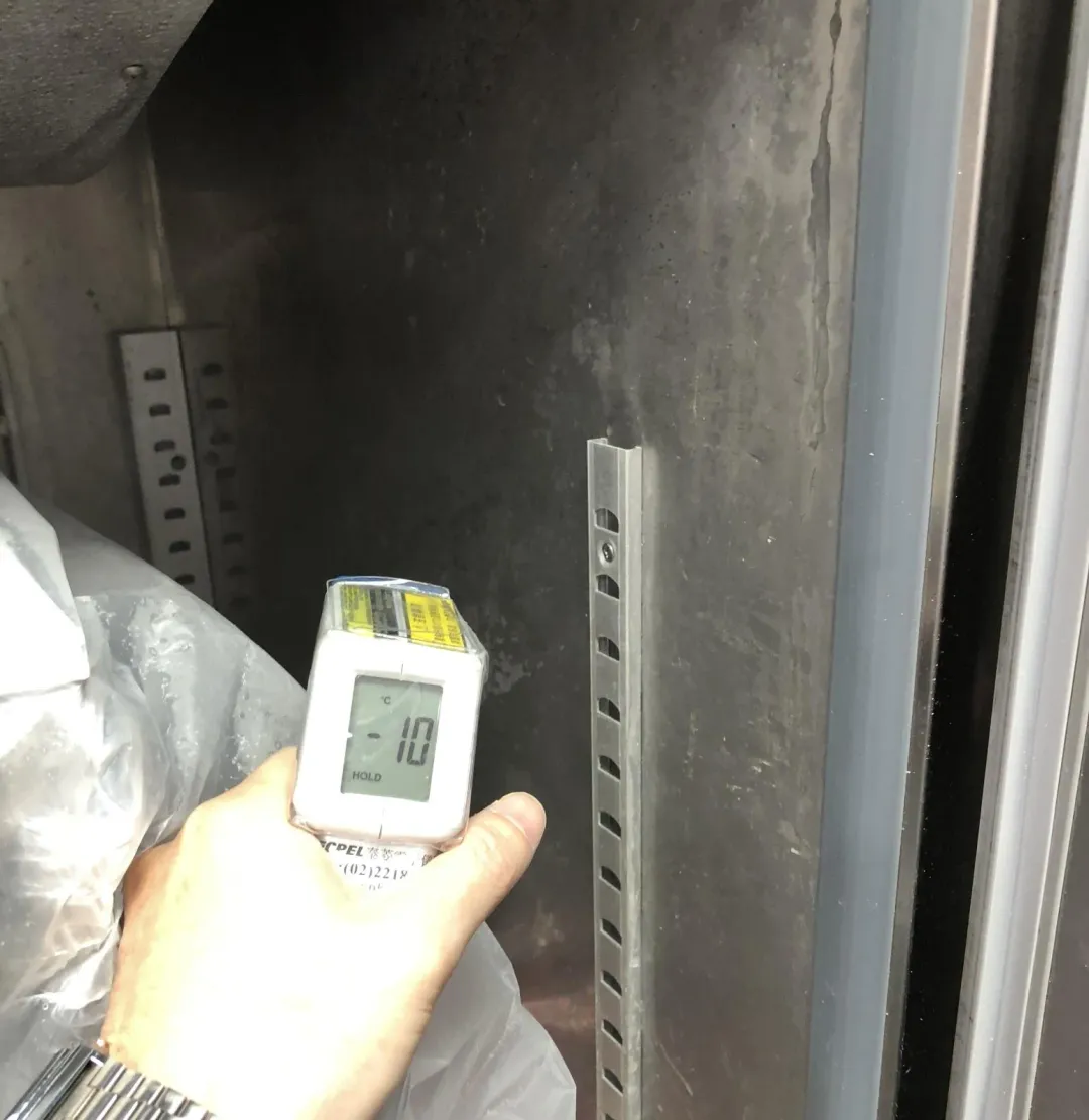 衛生局接報後立即前往該店進行衛生稽查，發現該分店冷凍庫溫度高於-18度C。（圖／北市衛生局提供）