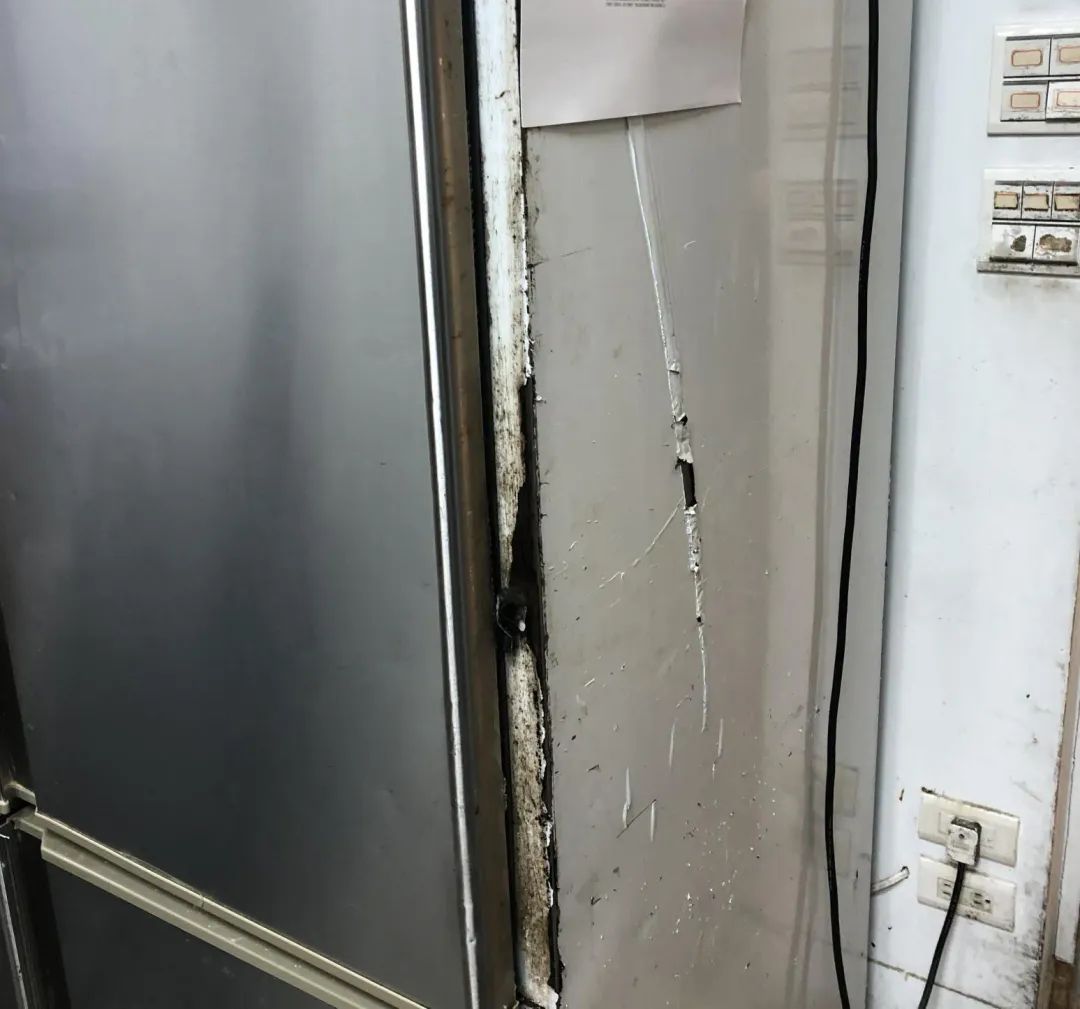 衛生局接報後立即前往該店進行衛生稽查，發現該分店牆面有剝落等缺失。（圖／北市衛生局提供）