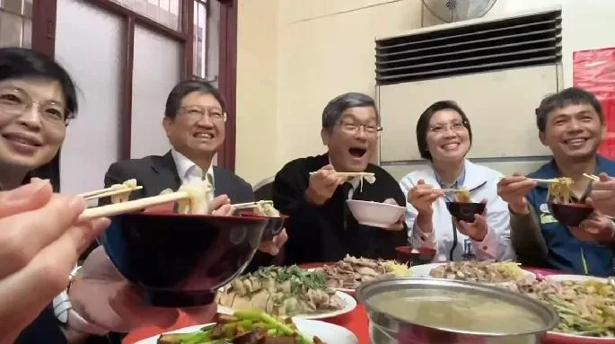 客委會主委楊長鎮、新竹縣長楊文科和國民黨立委徐欣瑩一同到新竹芎林的美濃樓吃客家粄條用實際行動力挺。(圖/中天新聞)